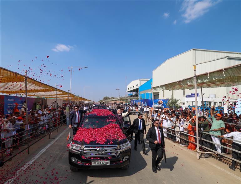 प्रधानमंत्री श्री नरेन्द्र मोदी का 28 फरवरी, 2026 को गुजरात के साणंद पहुंचने पर लोगों ने उत्साह के साथ स्वागत किया।