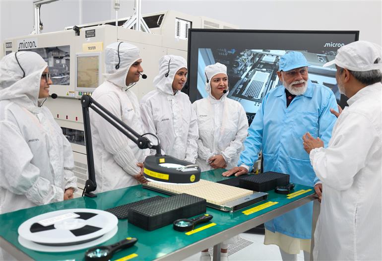 प्रधानमंत्री श्री नरेन्द्र मोदी 28 फरवरी, 2026 को गुजरात के साणंद में माइक्रोन क्लीनरूम का दौरा करते हुए।