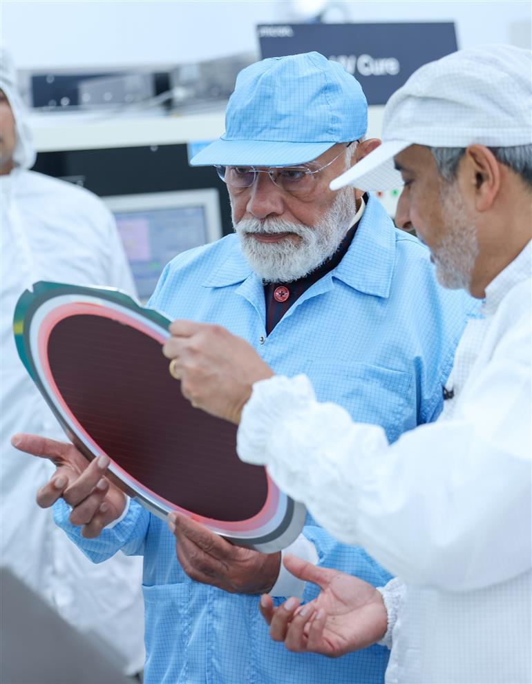 प्रधानमंत्री श्री नरेन्द्र मोदी 28 फरवरी, 2026 को गुजरात के साणंद में माइक्रोन क्लीनरूम का दौरा करते हुए।