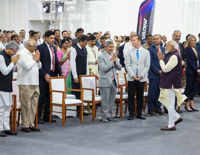 प्रधानमंत्री श्री नरेन्द्र मोदी 28 फरवरी, 2026 को गुजरात के साणंद में माइक्रोन टेक्नोलॉजी की सेमीकंडक्टर एटीएमपी (असेंबली, टेस्ट, मार्किंग और पैकेजिंग) फैसिलिटी के उद्घाटन में शामिल हुए।
