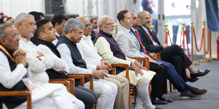 प्रधानमंत्री श्री नरेन्द्र मोदी 28 फरवरी, 2026 को गुजरात के साणंद में माइक्रोन टेक्नोलॉजी की सेमीकंडक्टर एटीएमपी (असेंबली, टेस्ट, मार्किंग और पैकेजिंग) फैसिलिटी के उद्घाटन में शामिल हुए।