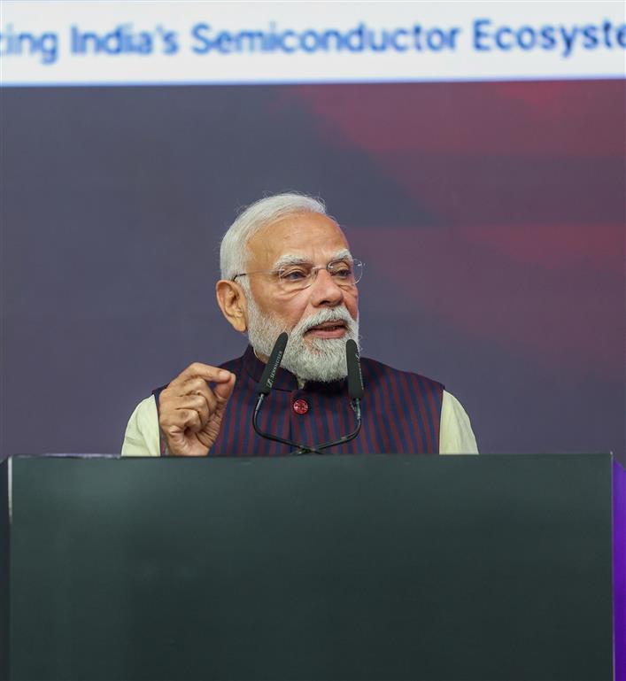 प्रधानमंत्री श्री नरेन्द्र मोदी 28 फरवरी, 2026 को गुजरात के साणंद में माइक्रोन टेक्नोलॉजी की सेमीकंडक्टर एटीएमपी (असेंबली, टेस्ट, मार्किंग और पैकेजिंग) फैसिलिटी के उद्घाटन के अवसर पर उपस्थित लोगों को संबोधित करते हुए।
