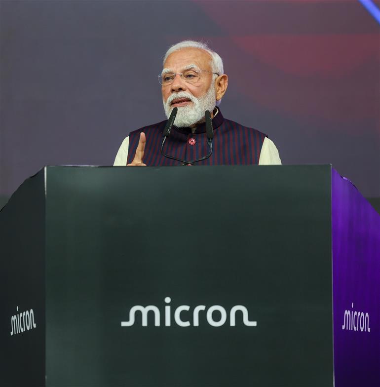 प्रधानमंत्री श्री नरेन्द्र मोदी 28 फरवरी, 2026 को गुजरात के साणंद में माइक्रोन टेक्नोलॉजी की सेमीकंडक्टर एटीएमपी (असेंबली, टेस्ट, मार्किंग और पैकेजिंग) फैसिलिटी के उद्घाटन के अवसर पर उपस्थित लोगों को संबोधित करते हुए।