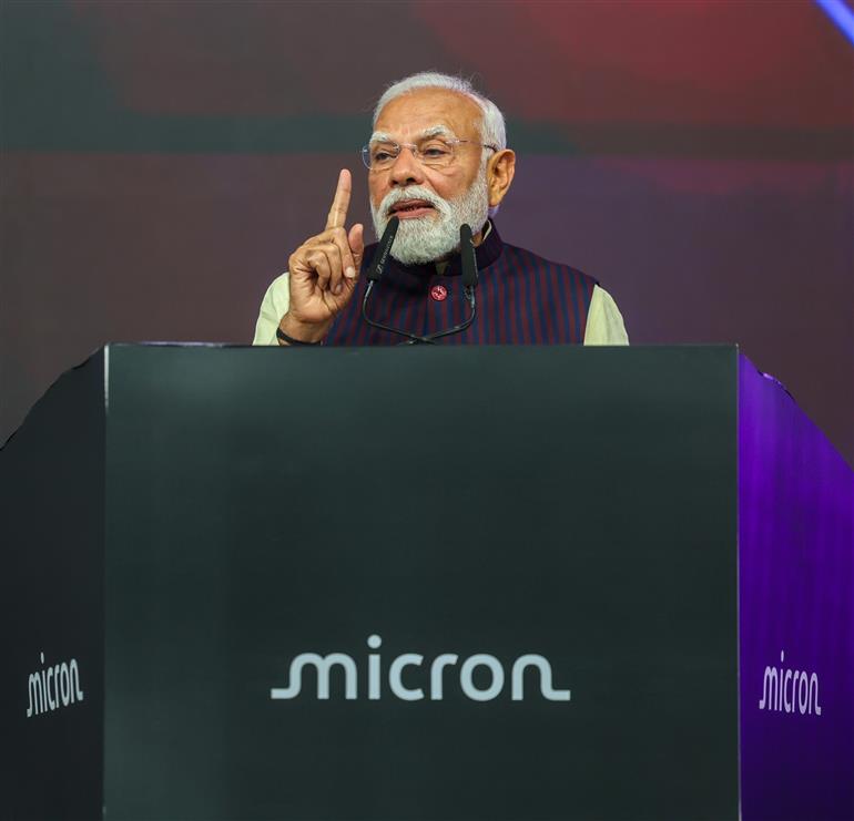 प्रधानमंत्री श्री नरेन्द्र मोदी 28 फरवरी, 2026 को गुजरात के साणंद में माइक्रोन टेक्नोलॉजी की सेमीकंडक्टर एटीएमपी (असेंबली, टेस्ट, मार्किंग और पैकेजिंग) फैसिलिटी के उद्घाटन के अवसर पर उपस्थित लोगों को संबोधित करते हुए।