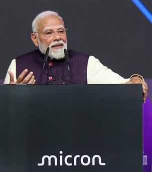 प्रधानमंत्री श्री नरेन्द्र मोदी 28 फरवरी, 2026 को गुजरात के साणंद में माइक्रोन टेक्नोलॉजी की सेमीकंडक्टर एटीएमपी (असेंबली, टेस्ट, मार्किंग और पैकेजिंग) फैसिलिटी के उद्घाटन के अवसर पर उपस्थित लोगों को संबोधित करते हुए।