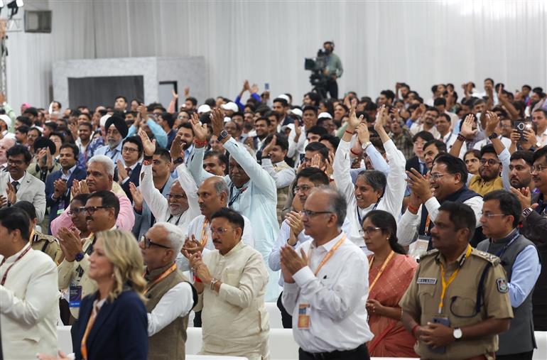 28 फरवरी, 2026 को गुजरात के साणंद में माइक्रोन टेक्नोलॉजी की सेमीकंडक्टर एटीएमपी (असेंबली, टेस्ट, मार्किंग और पैकेजिंग) फैसिलिटी के उद्घाटन के अवसर पर उपस्थित लोग। इस अवसर पर प्रधानमंत्री श्री नरेन्द्र मोदी संबोधित करते हुए।