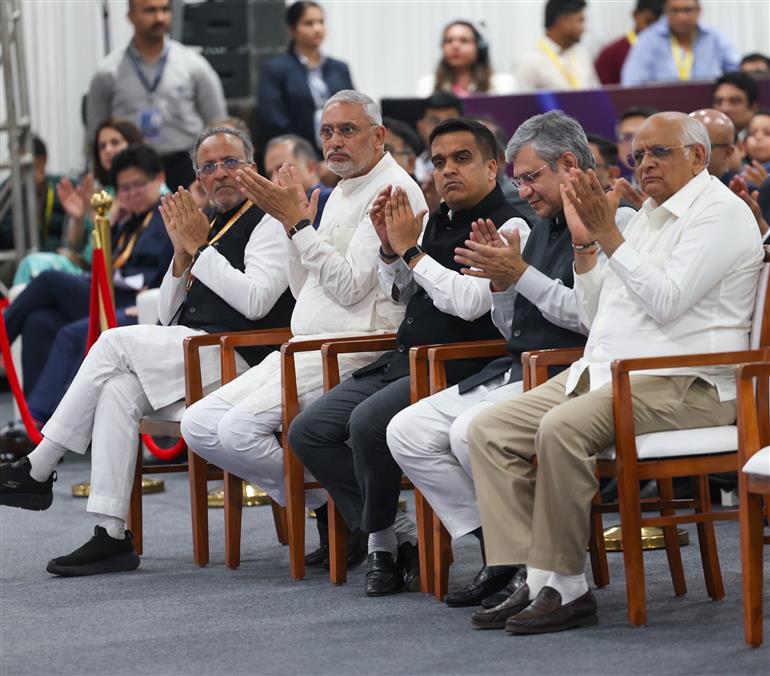 28 फरवरी, 2026 को गुजरात के साणंद में माइक्रोन टेक्नोलॉजी की सेमीकंडक्टर एटीएमपी (असेंबली, टेस्ट, मार्किंग और पैकेजिंग) फैसिलिटी के उद्घाटन के अवसर पर उपस्थित लोग। इस अवसर पर प्रधानमंत्री श्री नरेन्द्र मोदी संबोधित करते हुए।