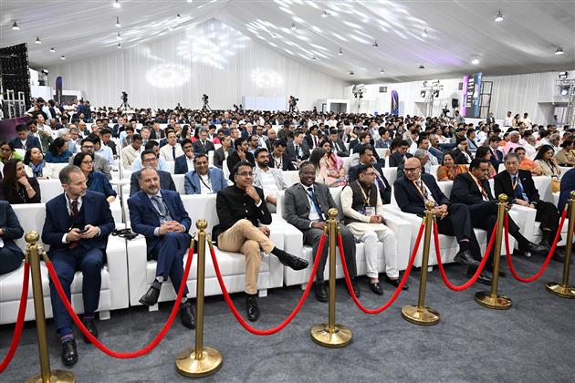 28 फरवरी, 2026 को गुजरात के साणंद में माइक्रोन टेक्नोलॉजी की सेमीकंडक्टर एटीएमपी (असेंबली, टेस्ट, मार्किंग और पैकेजिंग) फैसिलिटी के उद्घाटन के अवसर पर उपस्थित लोग। इस अवसर पर प्रधानमंत्री श्री नरेन्द्र मोदी संबोधित करते हुए।