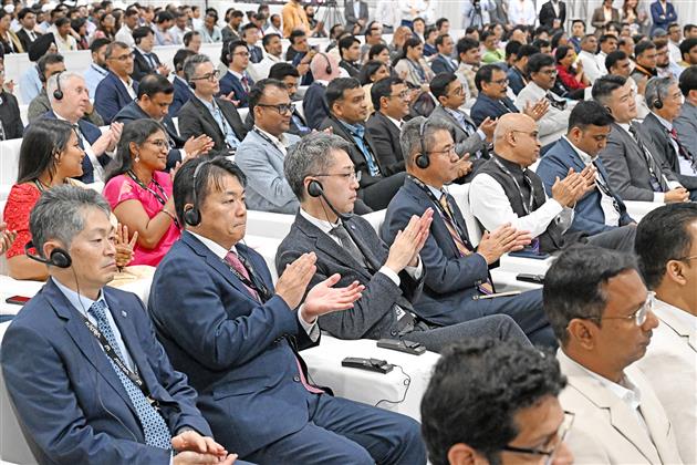 28 फरवरी, 2026 को गुजरात के साणंद में माइक्रोन टेक्नोलॉजी की सेमीकंडक्टर एटीएमपी (असेंबली, टेस्ट, मार्किंग और पैकेजिंग) फैसिलिटी के उद्घाटन के अवसर पर उपस्थित लोग। इस अवसर पर प्रधानमंत्री श्री नरेन्द्र मोदी संबोधित करते हुए।