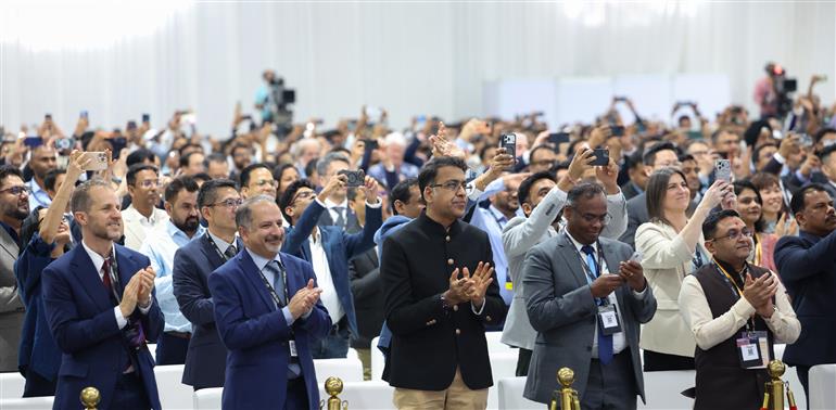 28 फरवरी, 2026 को गुजरात के साणंद में माइक्रोन टेक्नोलॉजी की सेमीकंडक्टर एटीएमपी (असेंबली, टेस्ट, मार्किंग और पैकेजिंग) फैसिलिटी के उद्घाटन के अवसर पर उपस्थित लोग। इस अवसर पर प्रधानमंत्री  श्री नरेन्द्र मोदी संबोधित करते हुए।