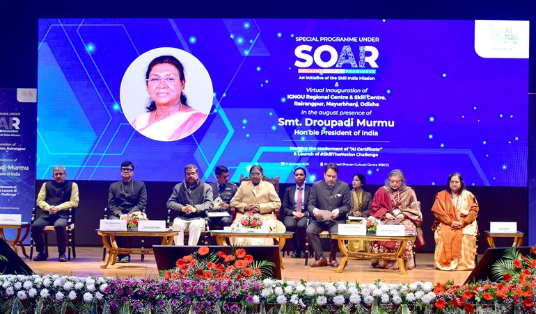 राष्ट्रपति श्रीमती द्रौपदी मुर्मु ने 1 जनवरी 2026 को नई दिल्ली स्थित राष्ट्रपति भवन सांस्कृतिक केंद्र में ‘स्किल द नेशन चैलेंज’ का शुभारंभ किया।