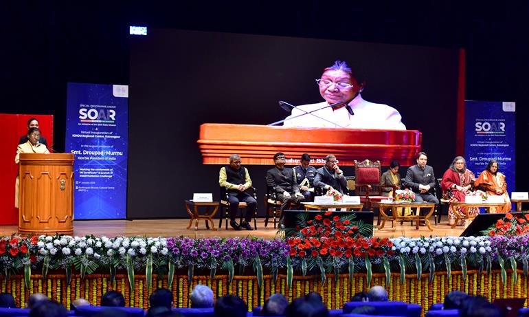 राष्ट्रपति श्रीमती द्रौपदी मुर्मु ने 1 जनवरी 2026 को नई दिल्ली स्थित राष्ट्रपति भवन सांस्कृतिक केंद्र में ‘स्किल द नेशन चैलेंज’ के शुभारंभ अवसर पर संबोधित किया।