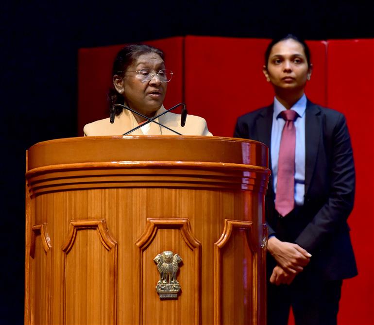 राष्ट्रपति श्रीमती द्रौपदी मुर्मु ने 1 जनवरी 2026 को नई दिल्ली स्थित राष्ट्रपति भवन सांस्कृतिक केंद्र में ‘स्किल द नेशन चैलेंज’ के शुभारंभ अवसर पर संबोधित किया।