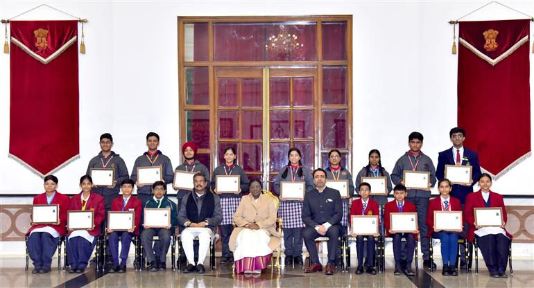 1 जनवरी 2026 को नई दिल्ली स्थित राष्ट्रपति भवन सांस्कृतिक केंद्र में ‘स्किल द नेशन चैलेंज’ के शुभारंभ अवसर पर एक समूह तस्वीर में राष्ट्रपति श्रीमती द्रौपदी मुर्मु।