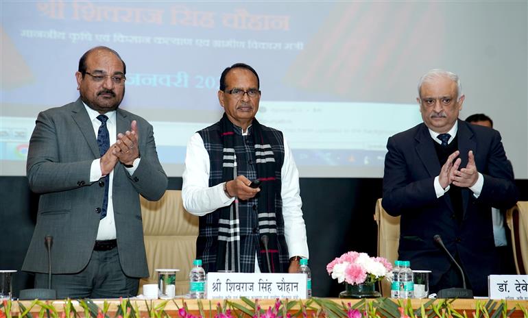 केंद्रीय कृषि एवं किसान कल्याण तथा ग्रामीण विकास मंत्री श्री शिवराज सिंह चौहान ने 4 जनवरी 2026 को नई दिल्ली स्थित ए. पी. शिंदे ऑडिटोरियम (एनएएससी परिसर) में आईसीएआर के नेतृत्व में विकसित 25 फसली समूहों की 184 नई किस्मों के अनावरण के अवसर पर आयोजित समारोह में शिरकत की।