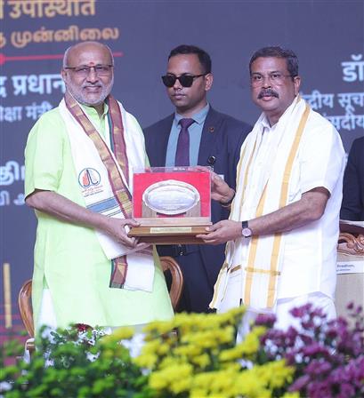 तमिलनाडु के रामेश्वरम में 30 दिसंबर 2025 को आयोजित काशी तमिल संगमम 4.0 के समापन समारोह के अवसर पर उपराष्ट्रपति श्री सी. पी. राधाकृष्णन और केंद्रीय शिक्षा मंत्री श्री धर्मेंद्र प्रधान।:Ministry of Education