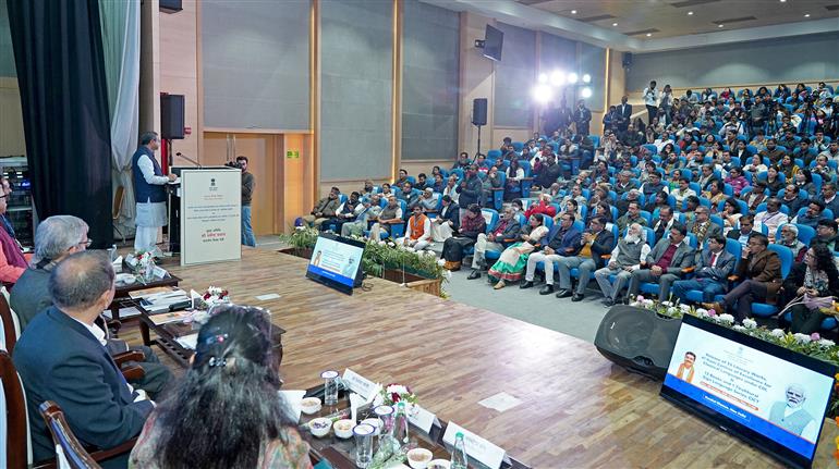 केंद्रीय शिक्षा मंत्री श्री धर्मेंद्र प्रधान ने 6 जनवरी 2026 को नई दिल्ली स्थित कौशल भवन में आयोजित शास्त्रीय भाषाओं पर प्रकाशनों के औपचारिक विमोचन समारोह में उपस्थित जनसमूह को संबोधित किया।