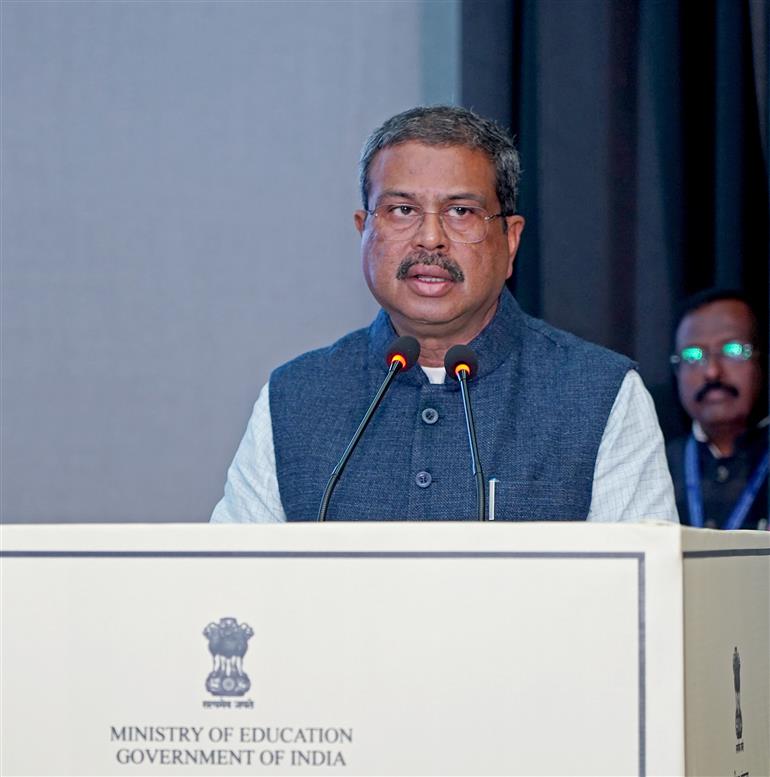 केंद्रीय शिक्षा मंत्री श्री धर्मेंद्र प्रधान ने 6 जनवरी 2026 को नई दिल्ली स्थित कौशल भवन में आयोजित शास्त्रीय भाषाओं पर प्रकाशनों के औपचारिक विमोचन समारोह में उपस्थित जनसमूह को संबोधित किया।