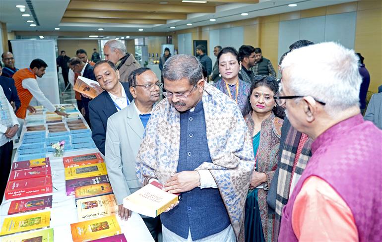 केंद्रीय शिक्षा मंत्री श्री धर्मेंद्र प्रधान ने 6 जनवरी 2026 को नई दिल्ली स्थित कौशल भवन में आयोजित शास्त्रीय भाषाओं पर प्रकाशनों के औपचारिक विमोचन समारोह के दौरान लगाई गई प्रदर्शनी का अवलोकन किया।