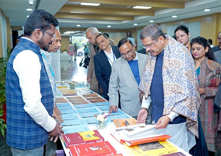 केंद्रीय शिक्षा मंत्री श्री धर्मेंद्र प्रधान ने 6 जनवरी 2026 को नई दिल्ली स्थित कौशल भवन में आयोजित शास्त्रीय भाषाओं पर प्रकाशनों के औपचारिक विमोचन समारोह के दौरान लगाई गई प्रदर्शनी का अवलोकन किया।