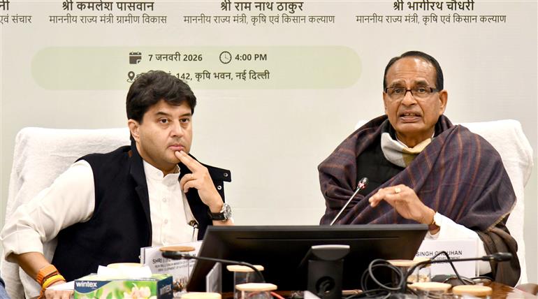 7 जनवरी 2026 को नई दिल्ली के कृषि भवन में केंद्रीय कृषि एवं किसान कल्याण तथा ग्रामीण विकास मंत्री श्री शिवराज सिंह चौहान और केंद्रीय संचार तथा उत्तर पूर्वी क्षेत्र विकास (डोनर) मंत्री श्री ज्योतिरादित्य एम. सिंधिया की उपस्थिति में दीनदयाल अंत्योदय योजना–राष्ट्रीय ग्रामीण आजीविका मिशन (डीएवाई-एनआरएलएम), ग्रामीण विकास मंत्रालय और डाक विभाग (संचार मंत्रालय) के बीच एक समारोह के दौरान समझौता ज्ञापन (MoU) पर हस्ताक्षर किए गए।