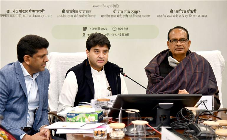 7 जनवरी 2026 को नई दिल्ली के कृषि भवन में केंद्रीय कृषि एवं किसान कल्याण तथा ग्रामीण विकास मंत्री श्री शिवराज सिंह चौहान और केंद्रीय संचार तथा उत्तर पूर्वी क्षेत्र विकास (डोनर) मंत्री श्री ज्योतिरादित्य एम. सिंधिया की उपस्थिति में दीनदयाल अंत्योदय योजना–राष्ट्रीय ग्रामीण आजीविका मिशन (डीएवाई-एनआरएलएम), ग्रामीण विकास मंत्रालय और डाक विभाग (संचार मंत्रालय) के बीच एक समारोह के दौरान समझौता ज्ञापन (MoU) पर हस्ताक्षर किए गए।