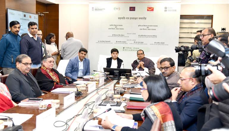 7 जनवरी 2026 को नई दिल्ली के कृषि भवन में केंद्रीय कृषि एवं किसान कल्याण तथा ग्रामीण विकास मंत्री श्री शिवराज सिंह चौहान और केंद्रीय संचार तथा उत्तर पूर्वी क्षेत्र विकास (डोनर) मंत्री श्री ज्योतिरादित्य एम. सिंधिया की उपस्थिति में दीनदयाल अंत्योदय योजना–राष्ट्रीय ग्रामीण आजीविका मिशन (डीएवाई-एनआरएलएम), ग्रामीण विकास मंत्रालय और डाक विभाग (संचार मंत्रालय) के बीच एक समारोह के दौरान समझौता ज्ञापन (MoU) पर हस्ताक्षर किए गए।