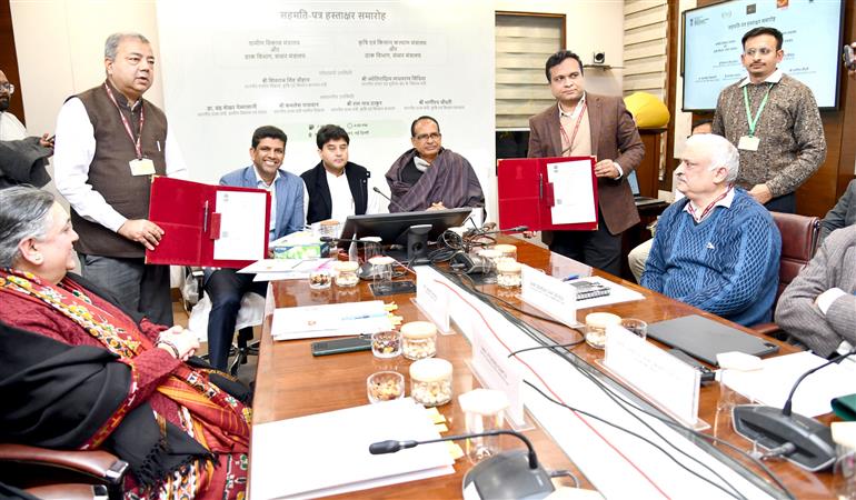 7 जनवरी 2026 को नई दिल्ली के कृषि भवन में केंद्रीय कृषि एवं किसान कल्याण तथा ग्रामीण विकास मंत्री श्री शिवराज सिंह चौहान और केंद्रीय संचार तथा उत्तर पूर्वी क्षेत्र विकास मंत्री श्री ज्योतिरादित्य एम. सिंधिया की उपस्थिति में दीनदयाल अंत्योदय योजना–राष्ट्रीय ग्रामीण आजीविका मिशन (डीएवाई-एनआरएलएम), ग्रामीण विकास मंत्रालय और डाक विभाग (संचार मंत्रालय) के बीच एक समारोह के दौरान समझौता ज्ञापन (MoU) पर हस्ताक्षर किए गए।