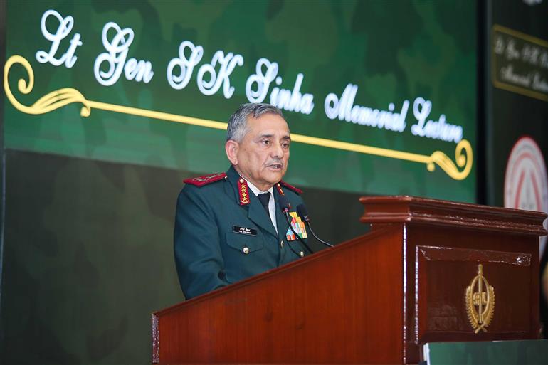 चीफ ऑफ डिफेंस स्टाफ (सीडीएस) जनरल अनिल चौहान 7 जनवरी 2026 को नई दिल्ली में लेफ्टिनेंट जनरल एस. के. सिन्हा की जन्म शताब्दी के उपलक्ष्य में आयोजित स्मृति व्याख्यान के दौरान संबोधित करते हुए।