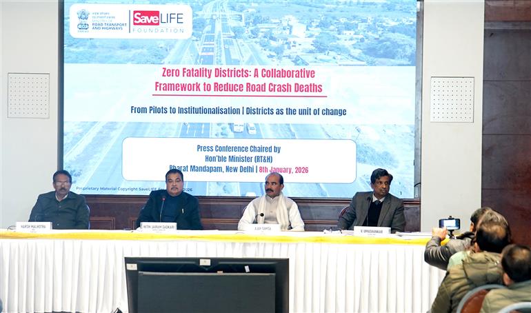 केंद्रीय सड़क परिवहन एवं राजमार्ग मंत्री श्री नितिन गडकरी ने 8 जनवरी 2026 को नई दिल्ली में सभी राज्यों और केंद्र शासित प्रदेशों के परिवहन मंत्रियों की वार्षिक बैठक को लेकर आयोजित एक प्रेस कॉन्फ्रेंस को संबोधित किया।