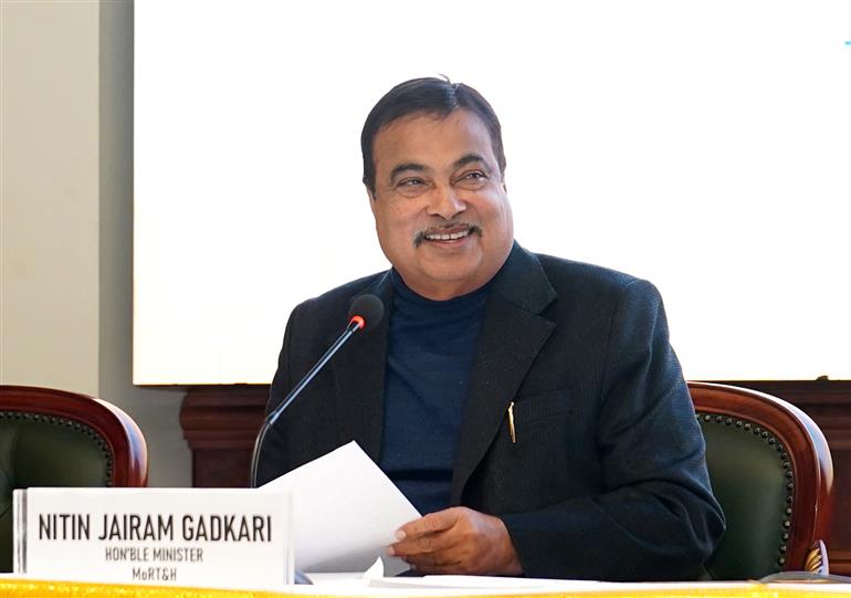केंद्रीय सड़क परिवहन एवं राजमार्ग मंत्री श्री नितिन गडकरी ने 8 जनवरी 2026 को नई दिल्ली में सभी राज्यों और केंद्र शासित प्रदेशों के परिवहन मंत्रियों की वार्षिक बैठक को लेकर आयोजित एक प्रेस कॉन्फ्रेंस को संबोधित किया।