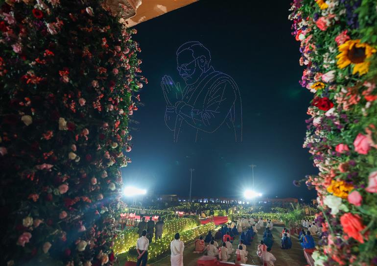 प्रधानमंत्री श्री नरेन्द्र मोदी ने 10 जनवरी 2026 को गुजरात के सोमनाथ मंदिर में ‘सोमनाथ स्वाभिमान पर्व’ के तहत आयोजित भव्य ड्रोन शो का अवलोकन किया।