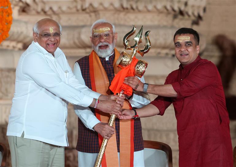 प्रधानमंत्री श्री नरेन्द्र मोदी ने 10 जनवरी 2026 को गुजरात के सोमनाथ मंदिर में ‘सोमनाथ स्वाभिमान पर्व’ के तहत आयोजित भव्य ड्रोन शो का अवलोकन किया।