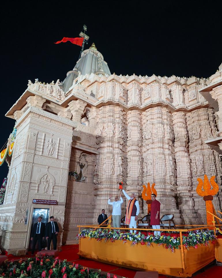 प्रधानमंत्री श्री नरेन्द्र मोदी 10 जनवरी 2026 को गुजरात के सोमनाथ मंदिर में ‘सोमनाथ स्वाभिमान पर्व’ के तहत आयोजित भव्य ड्रोन शो का अवलोकन करते हुए।