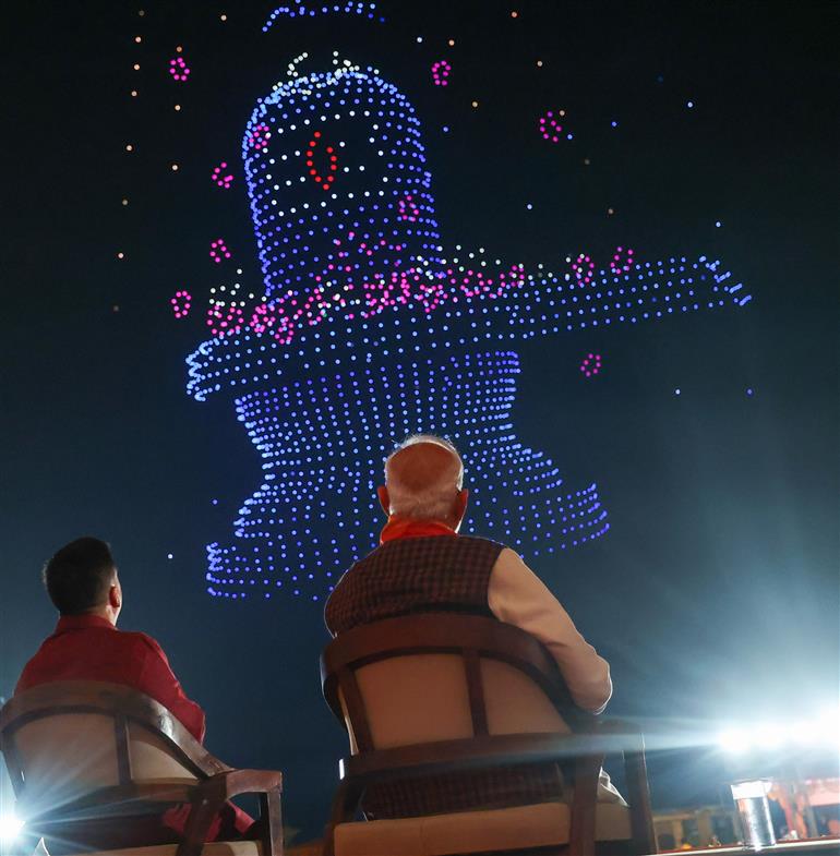 प्रधानमंत्री श्री नरेन्द्र मोदी 10 जनवरी 2026 को गुजरात के सोमनाथ मंदिर में ‘सोमनाथ स्वाभिमान पर्व’ के तहत आयोजित भव्य ड्रोन शो का अवलोकन करते हुए।