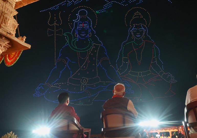 प्रधानमंत्री श्री नरेन्द्र मोदी 10 जनवरी 2026 को गुजरात के सोमनाथ मंदिर में ‘सोमनाथ स्वाभिमान पर्व’ के तहत आयोजित भव्य ड्रोन शो का अवलोकन करते हुए।