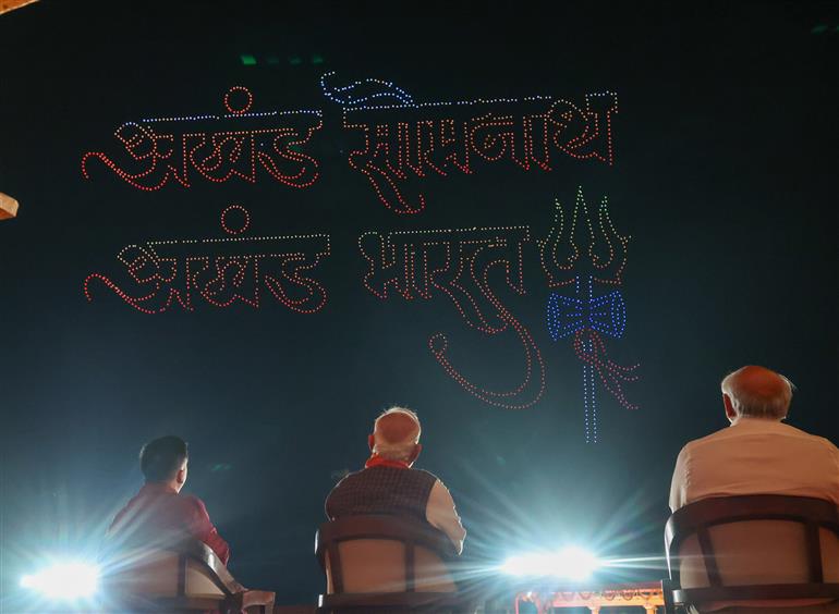 प्रधानमंत्री श्री नरेन्द्र मोदी 10 जनवरी 2026 को गुजरात के सोमनाथ मंदिर में ‘सोमनाथ स्वाभिमान पर्व’ के तहत आयोजित भव्य ड्रोन शो का अवलोकन करते हुए।