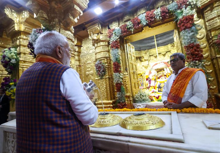 प्रधानमंत्री श्री नरेन्द्र मोदी ने 10 जनवरी 2026 को गुजरात के सोमनाथ मंदिर में आयोजित ‘सोमनाथ स्वाभिमान पर्व’ के दौरान दर्शन किए और पूजा-अर्चना भी की।