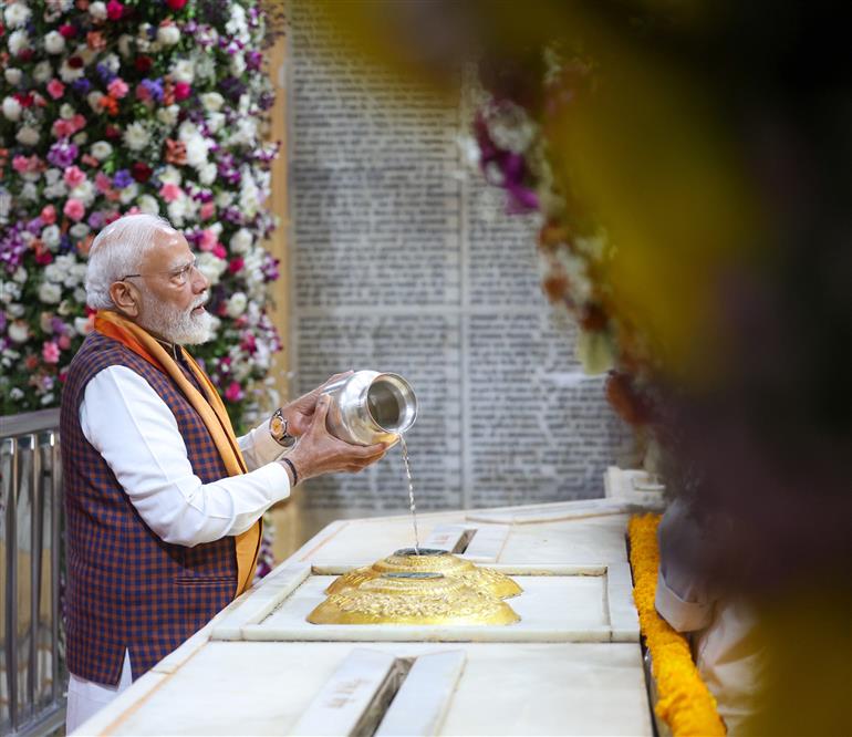 प्रधानमंत्री श्री नरेन्द्र मोदी ने 10 जनवरी 2026 को गुजरात के सोमनाथ मंदिर में आयोजित ‘सोमनाथ स्वाभिमान पर्व’ के दौरान दर्शन किए और पूजा-अर्चना भी की।