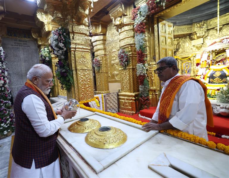प्रधानमंत्री श्री नरेन्द्र मोदी ने 10 जनवरी 2026 को गुजरात के सोमनाथ मंदिर में आयोजित ‘सोमनाथ स्वाभिमान पर्व’ के दौरान दर्शन किए और पूजा-अर्चना भी की।
