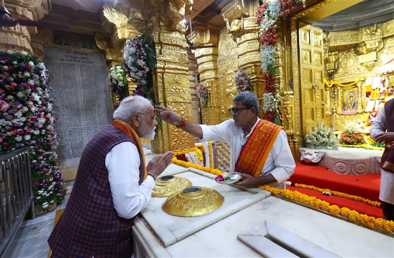 प्रधानमंत्री श्री नरेन्द्र मोदी ने 10 जनवरी 2026 को गुजरात के सोमनाथ मंदिर में आयोजित ‘सोमनाथ स्वाभिमान पर्व’ के दौरान दर्शन किए और पूजा-अर्चना भी की।