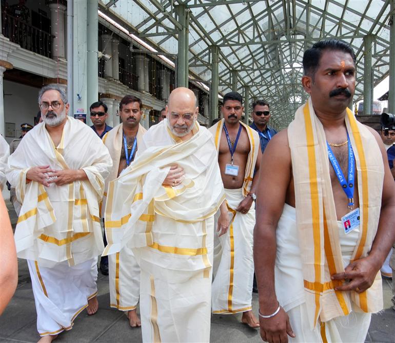 केंद्रीय गृह एवं सहकारिता मंत्री श्री अमित शाह ने 11 जनवरी 2026 को केरल के तिरुवनंतपुरम में श्री पद्मनाभस्वामी मंदिर में दर्शन किए और पूजा-अर्चना की।