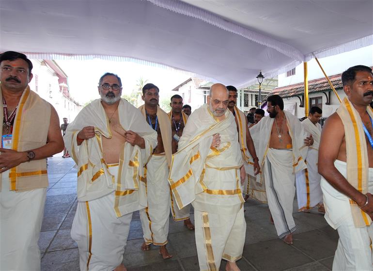 केंद्रीय गृह एवं सहकारिता मंत्री श्री अमित शाह ने 11 जनवरी 2026 को केरल के तिरुवनंतपुरम में श्री पद्मनाभस्वामी मंदिर में दर्शन किए और पूजा-अर्चना की।