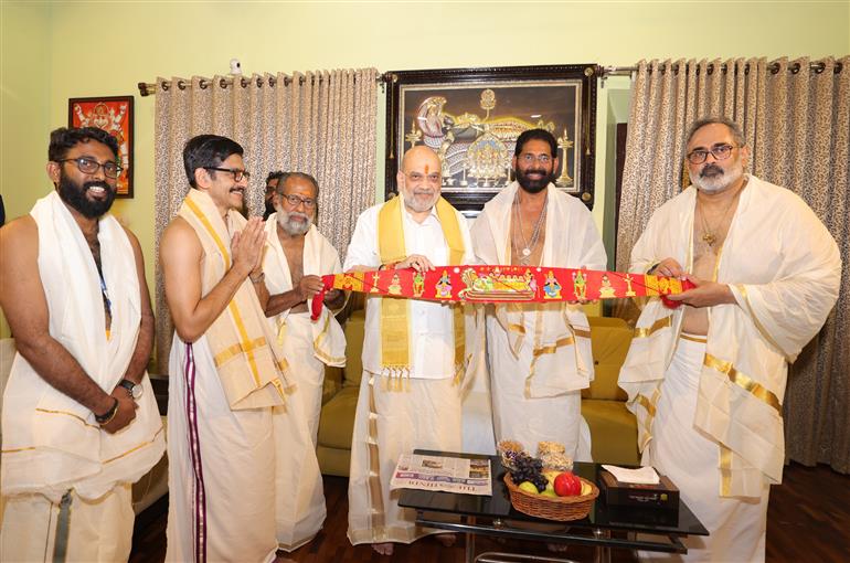 केंद्रीय गृह एवं सहकारिता मंत्री श्री अमित शाह ने 11 जनवरी 2026 को केरल के तिरुवनंतपुरम में श्री पद्मनाभस्वामी मंदिर में दर्शन किए और पूजा-अर्चना की।