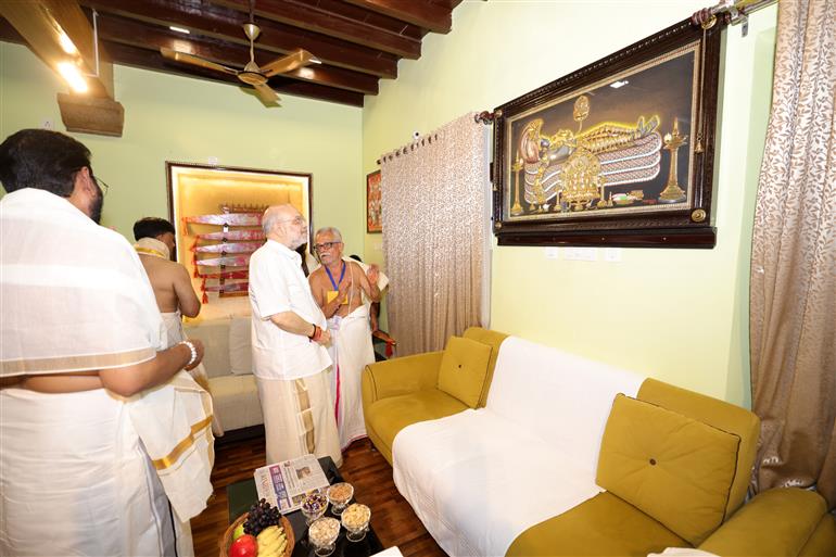 केंद्रीय गृह एवं सहकारिता मंत्री श्री अमित शाह ने 11 जनवरी 2026 को केरल के तिरुवनंतपुरम में श्री पद्मनाभस्वामी मंदिर में दर्शन किए और पूजा-अर्चना की।