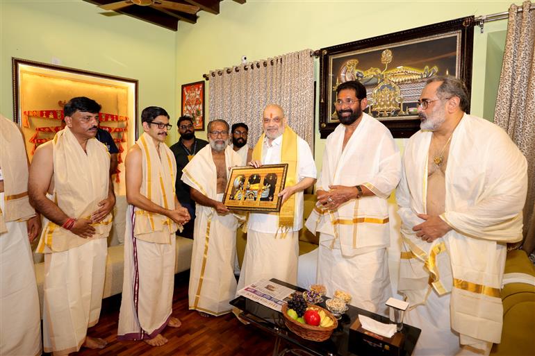 केंद्रीय गृह एवं सहकारिता मंत्री श्री अमित शाह ने 11 जनवरी 2026 को केरल के तिरुवनंतपुरम में श्री पद्मनाभस्वामी मंदिर में दर्शन किए और पूजा-अर्चना की।