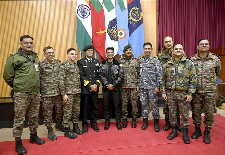 11 जनवरी 2026 को नई दिल्ली में आयोजित एनसीसी रिपब्लिक डे कैंप 2026 के दौरान समूह तस्वीर में ग्रुप कैप्टन शुभांशु शुक्ला।