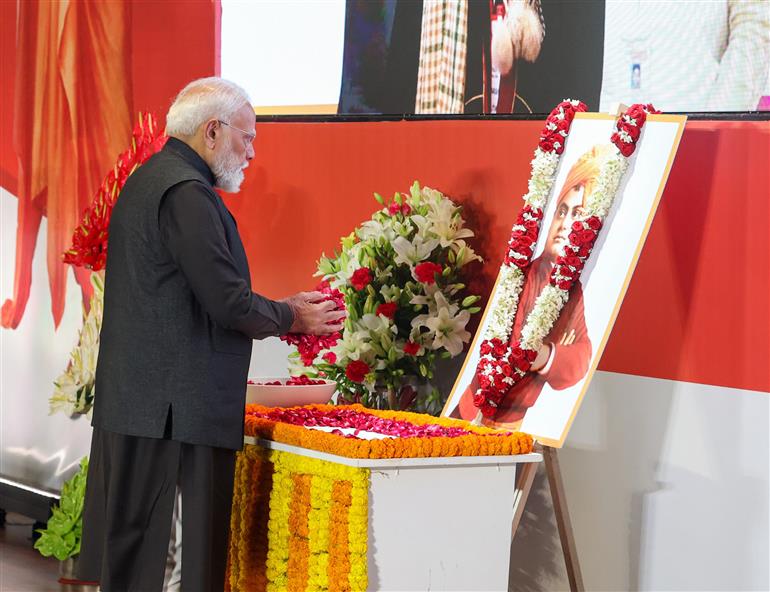 प्रधानमंत्री श्री नरेन्द्र मोदी ने 12 जनवरी 2026 को नई दिल्ली के भारत मंडपम में आयोजित विकसित भारत यंग लीडर्स डायलॉग 2026 के दौरान स्वामी विवेकानंद की जयंती पर उन्हें श्रद्धांजलि अर्पित की।