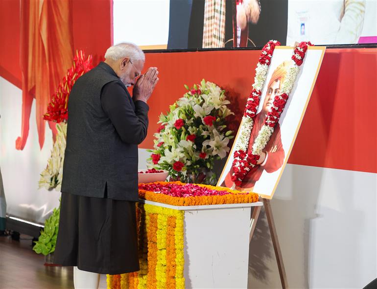 प्रधानमंत्री श्री नरेन्द्र मोदी ने 12 जनवरी 2026 को नई दिल्ली के भारत मंडपम में आयोजित विकसित भारत यंग लीडर्स डायलॉग 2026 के दौरान स्वामी विवेकानंद की जयंती पर उन्हें श्रद्धांजलि अर्पित की।