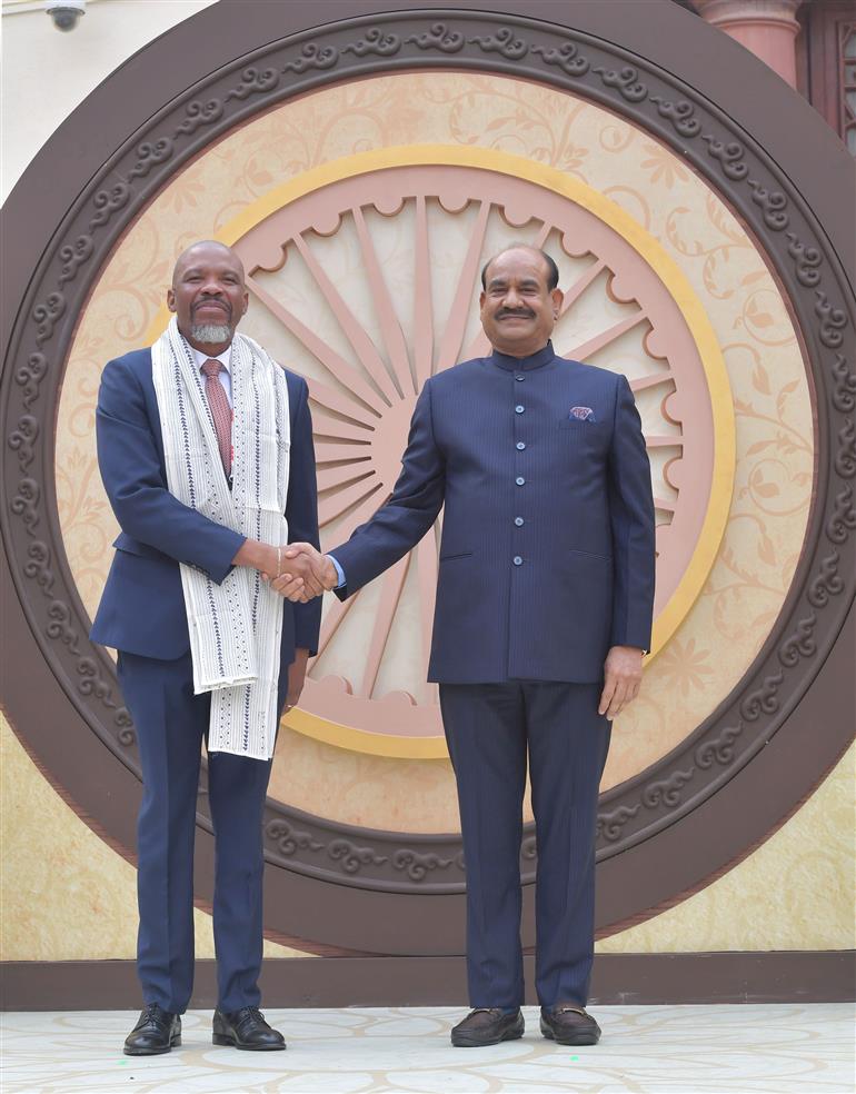 लोकसभा अध्यक्ष श्री ओम बिरला ने 15 जनवरी 2026 को नई दिल्ली में संसद भवन में राष्ट्रमंडल देशों के विभिन्न प्रतिनिधियों से मुलाकात की। यह भेंट राष्ट्रमंडल के स्पीकर्स एवं पीठासीन अधिकारियों के 28वें सम्मेलन से पूर्व हुई।